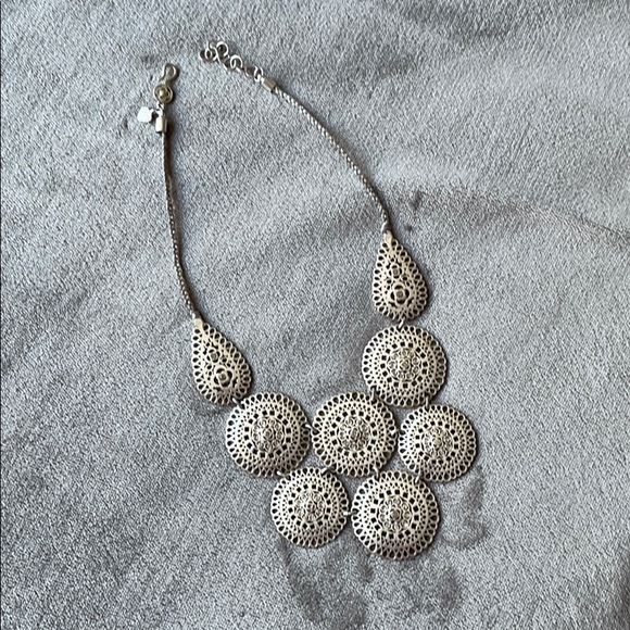 Statement piece necklace - Picture 6 of 12